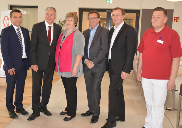 Wolfgang Dihanits (Landesgeschäftsführer Samariterbund Burgenland), BM Alois Stöger, Christine Ecker (Leiterin Pflegekompetenzzentrum Großpetersdorf), Soziallandesrat, Norbert Darabos, LA Christian Drobits und Christoph Sztubics (Wohnbereichsleiter) besichtigten das Pflegekompetenzzentrum.