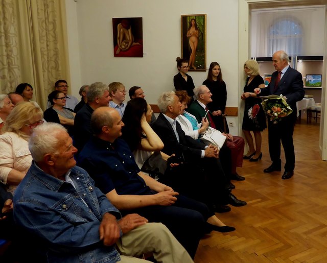 Bezirkshauptmann Adolf Tiller begrüßt einen 102 Jahre alten Besucher der Ausstellung | Foto: Maria Santner