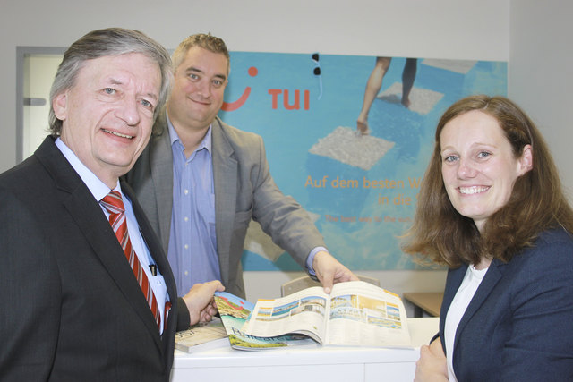 Urlaubsziele gefunden: Gerhard Kunesch (li.,Blue Danube Airport) und Lisa Weddig (TUI Österreich).