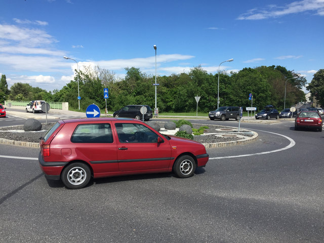 Der Kreisverkehr Schwechat, Rannersdorf und Kledering ist ziemlich frequentiert. Die meisten Lenker sind fehlerlos.