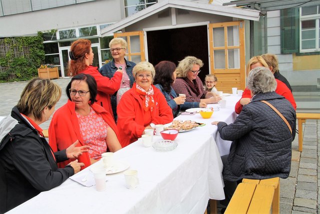 Am Kalsdorfer Hauptplatz deckten die SPÖ-Frauen den Tisch zum Frühstück.
