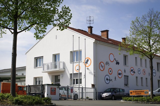 Die Fassadengestaltung des Bauhofs, die von Künstler Alfred Resch übernommen wurde, ist ein absoluter Hingucker.