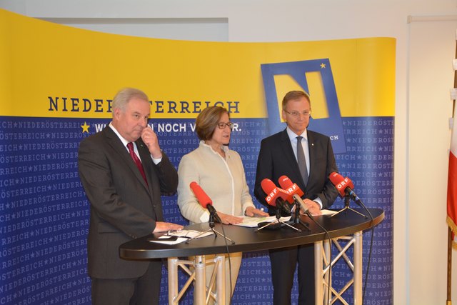 Niederösterreichs Landeshauptfrau Johanna Mikl-Leitner (M.) mit Hermann Schützenhofer (l.)  und Thomas Stelzer (r.) in Lunz.