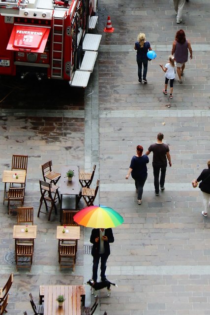 Nach dem Regen am Schloßbergplatz in Graz, Regenbogen-Schirm...... :)