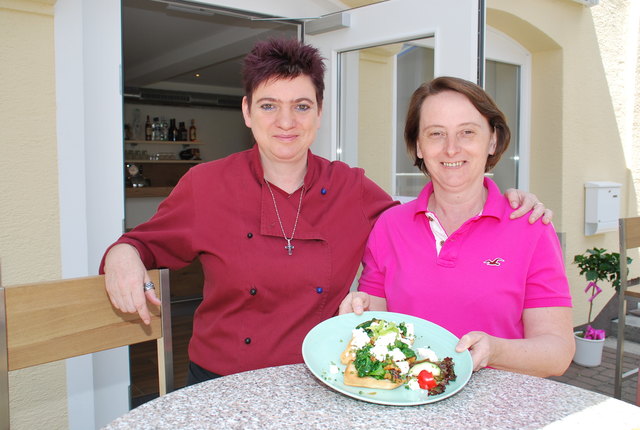 Köchin Ines Metzler und Bettina Oberrauner im "Kleinen Café"