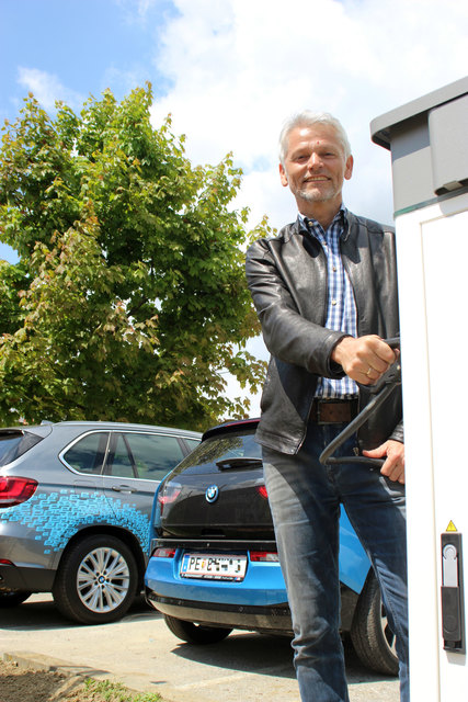 Fleißig genutzt: Amtsleiter Peter Plank half als als "E-Tankwart" an der neuen Ladestelle für die Besucher der St. Georgener E-Mobilitätstage aus .