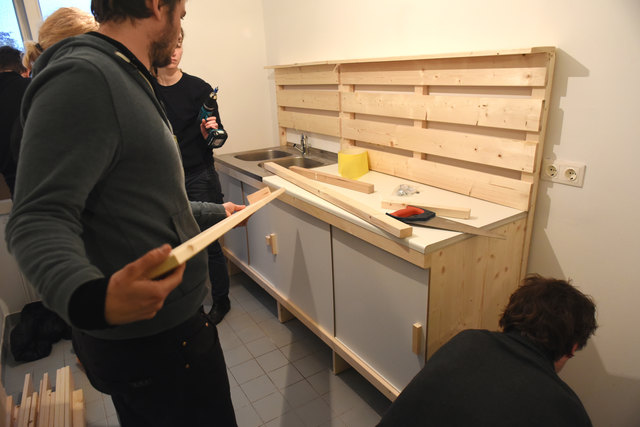 Die Do-it-yourself-Kuchl ist mit einem Akkubohrer in drei bis fünf Stunden zusammengebaut.