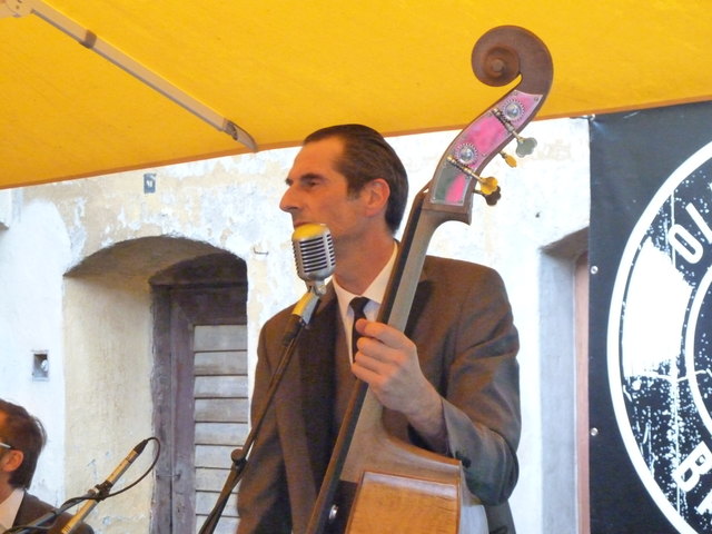 ... und Vincenzo Basterd mit seinem Kontrabass. | Foto: Anna Painer
