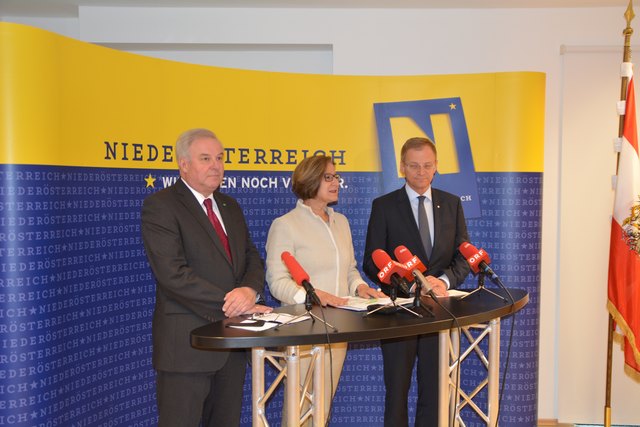 Niederösterreichs Landeshauptfrau Johanna Mikl-Leitner (M.) mit Hermann Schützenhofer (l.)  und Thomas Stelzer (r.) in Lunz.