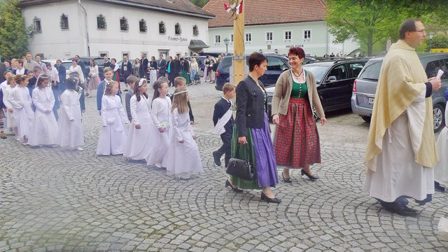 Viechtwang: Der Einzug der Erstkommunionkinder mit Hr. Pfarrer P. Leopold in die Pfarrkirche, wo der Festgottesdienst folgte. Foto : Bamer Friedrich
