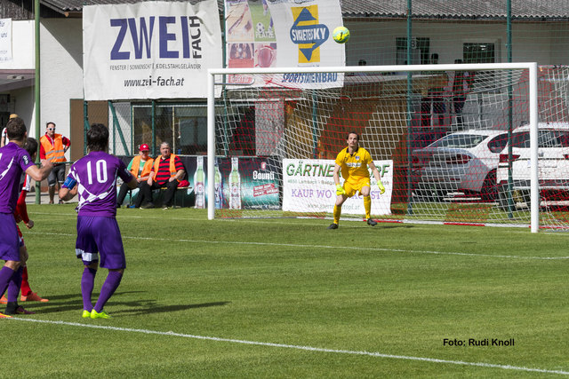 Freistoß von Adán Ravelo Expósito, der Ball auf dem Weg zum 2:0 ins gegnerische Gehäuse.