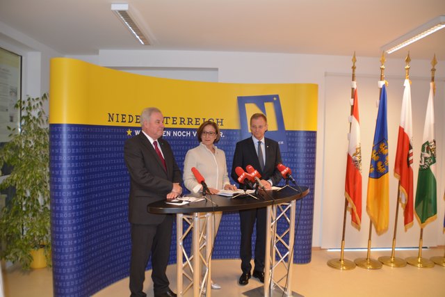 Niederösterreichs Landeshauptfrau Johanna Mikl-Leitner (M.) mit Hermann Schützenhofer (l.)  und Thomas Stelzer (r.) in Lunz.