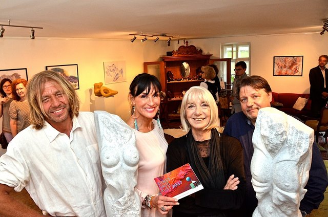Klaus Koch, Catherine Sica, Erika Pluhar und Laudator Wolfgang Grimme (Kunstsammler und Inh. der Firma Fliesendorf) mit den Skulpturen "Adam" und "Eva" | Foto: Erich Wellenhofer