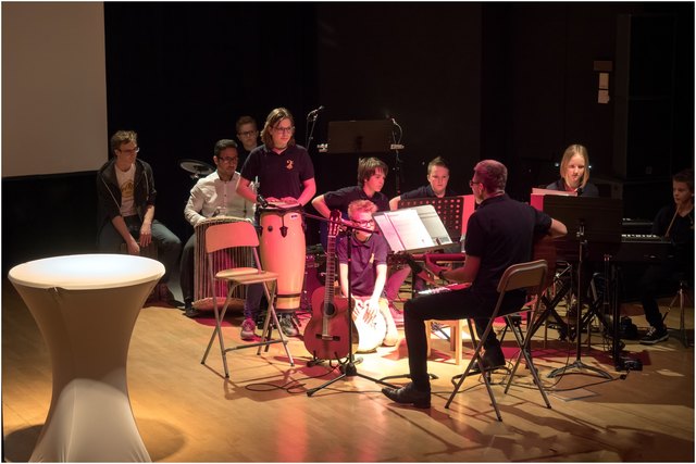 Instrumentalistinnen unter der Leitung von Erwin Mauerhofer