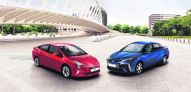 Toyota Prius – in der vierten Modellgeneration benötigt der Hybridpionier 18 Prozent weniger Kraftstoff (l.).