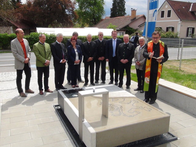 Stadtpfarrer Dechant Anton Neger segnete Betriebsgebäude und Steiermark-Brunnen.