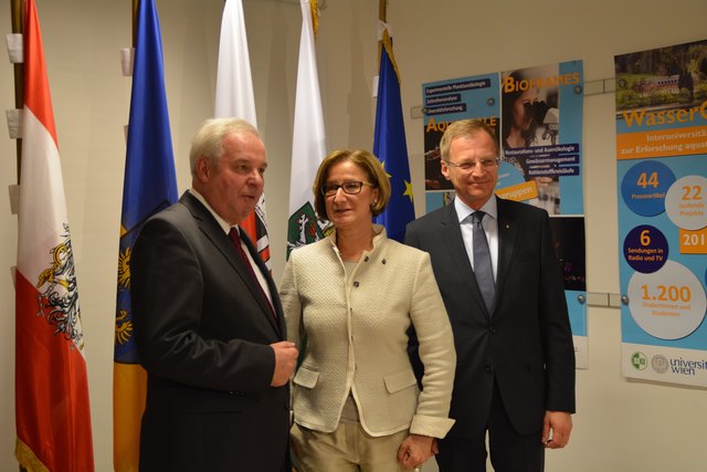 Niederösterreichs Landeshauptfrau Johanna Mikl-Leitner (M.) mit Hermann Schützenhofer (l.)  und Thomas Stelzer (r.) in Lunz.