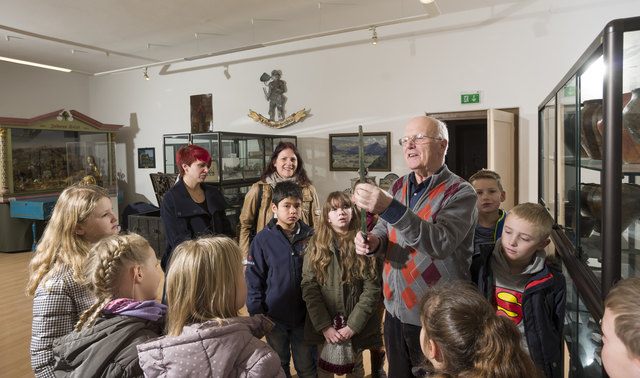 Museumsführer Hans Gwiggner taucht mit den Besuchern in die Wörgler Geschichte ein. | Foto: komm!unity