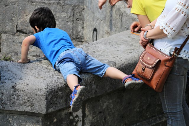 Der Türkenbrunnen ist mit einem Gitter gesichert ;) gleich nach einem Meter......gg