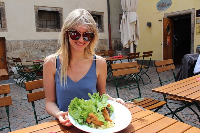 Julia Brandner kostete den Backhendlsalat beim Fischerhäusl in Innsbruck.