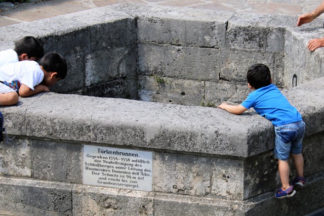 Türkenbrunnen, Schloßberg Graz, durch das Eisengitter können die Kinder in die Tiefe schauen