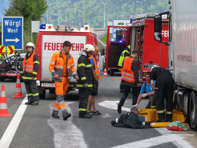 Kurz vor der Abfahrt Wörgl-West konnte der Lenker seinen beschädigten Lkw auf dem Pannenstreifen abstellen. | Foto: ZOOM.Tirol