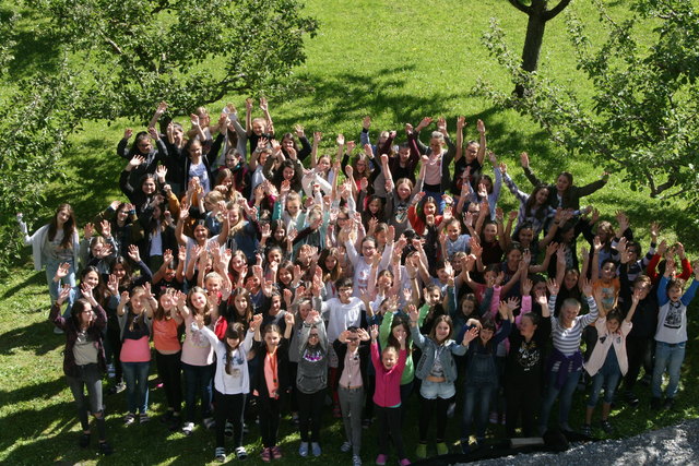 Die Kinder der Privaten Neuen Praxismittelschule Zams unterstützen gemeinsam die „Frizzey Light non profit organisation".