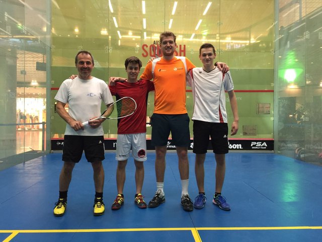 von links: Johann Loindl (SCM), Mihaly Androczky (SCM), Mark Broekmann und Simon Loindl (SCM) SCM=Squashclub Mondsee im Glascourt im Europark