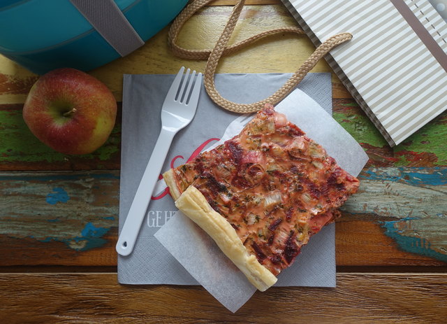 Die Quiche Lorraine schmeckt kalt und warm und eignet sich perfekt für ein Mittagessen unterwegs. | Foto: linzersmileys