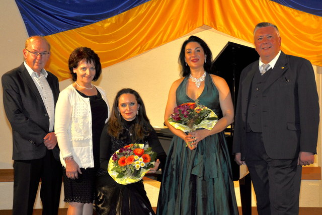 Musikschulleiter Prof. Sepp Weber, Bürgermeisterin Ludmilla Etzenberger, Marina Romeyko, Veronika Groiss und Vizebürgermeister Mag. Jochen Pulker. | Foto: privat