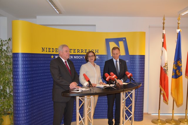 Niederösterreichs Landeshauptfrau Johanna Mikl-Leitner (M.) mit Hermann Schützenhofer (l.)  und Thomas Stelzer (r.) in Lunz.