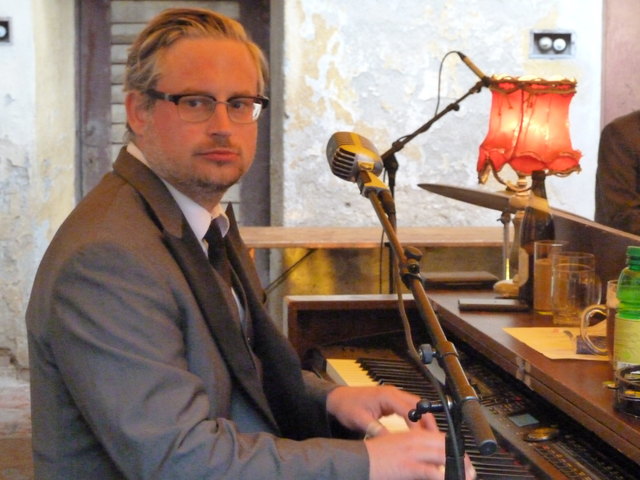 ... dem Mann am Klavier, Jerry Lee Basterd ...