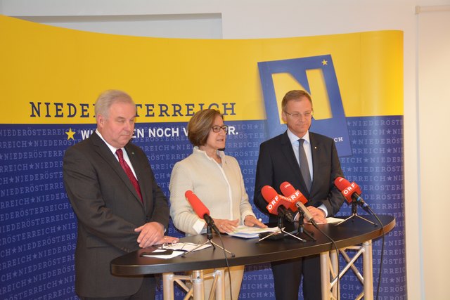 Niederösterreichs Landeshauptfrau Johanna Mikl-Leitner (M.) mit Hermann Schützenhofer (l.)  und Thomas Stelzer (r.) in Lunz.
