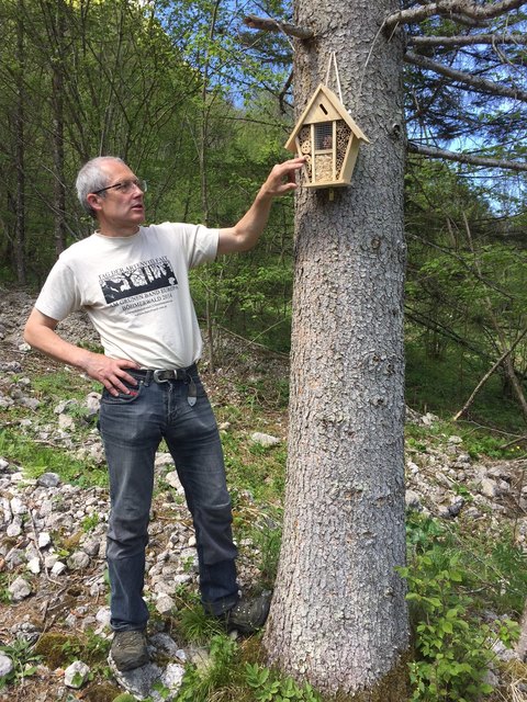 Biologe Martin Schwarz von der Stiftung für Natur gab vor Ort Tipps für die richtige Gestaltung der Wildbienen-Flächen.