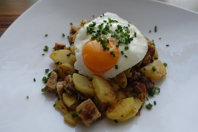 Herzhaft schmeckt das beliebte Tiroler Gröstl, das sich perfekt aus Resten zaubern lässt. | Foto: linzersmileys