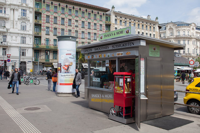 Das Jugendstil-Ensemble im Hintergrund: Der Kiosk verstellt den Blick darauf, das gefällt dem Bezirk gar nicht.