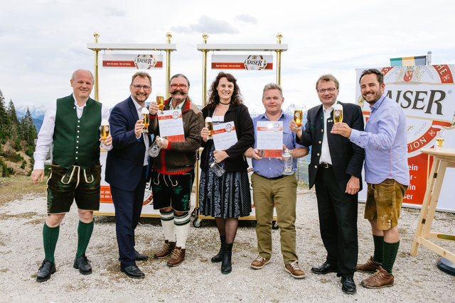 Beim Bierzapfwettbewerb: Wolfgang Leitner, Gebietsleiter Brauunion, Christian Payrhuber, Reg. Verkaufsdirektor  ,Brauunion, Chrisitan Niedermann (2. Platz), Gabi Schwaiger (3.Platz), Rudolf Kastenhuber (1.Platz) Hannes Heide, Bürgermeister Bad Ischl und Johannes Aldrian, Geschäftsführer. | Foto: Otto Haselboeck