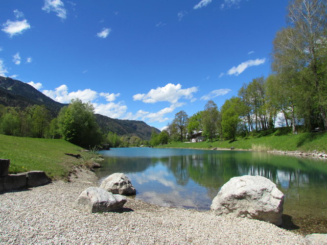 Der idyllische Bürgerausee von Kuchl, das Bild wurde von der gegenüber liegenden Seite von Elisabeth Schnitzhofers Schnappschuss geschossen ;-)