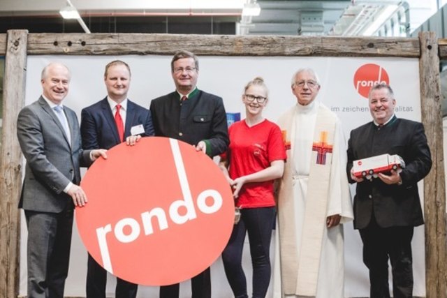 In der neuen Halle des Wellpappewerkes St. Ruprecht: LR Seitinger, GF Pucher, Vorstand Gruber, Lehrling Anna-Maria Friedl, Pfarrer Wallner und Bgm. Pregartner. | Foto: JOfotografie