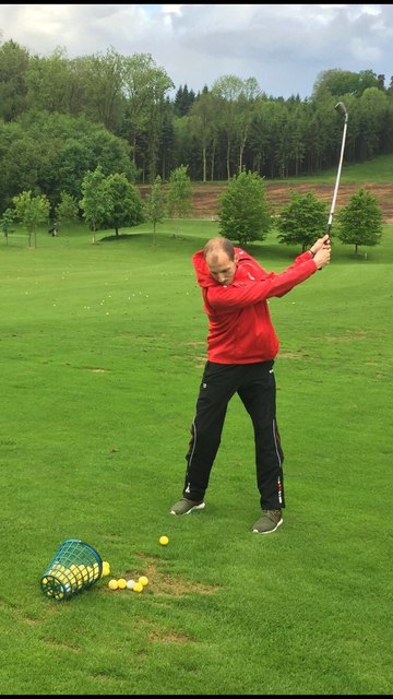 Zur Abwechslung zum gewöhnlichen Training ging es für die Vorwärtsler auf den Golfplatz, im Bild: Thomas Himmelfreundpointner