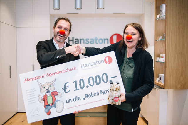 Gert Ettlmayr und Edith Heller bei der Spendenübergabe.