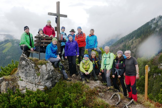 Im Rahmen der Erstbegehung überzeugten sich Vbgm. Maria Benedetter (Gemeinde Rosenau), Martha Rieß (Nationalparksprecherin im ÖAV), Franz Sieghartsleitner (NPK Kalkalpen) und die Vorstandsmitglieder des ÖAV TK Windischgarsten von den mustergültigen Sanierungs- und Instandhaltungsmaßnahmen. | Foto: Alpenverein TK Windischgarsten