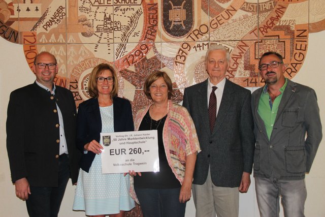 Von links: Bürgermeister Josef Naderer, Petra Astleithner, Ingrid Sigmund, Ex-Hauptschuldirektor Johann Haider und Helmut Brandstetter (Kulturausschuss).