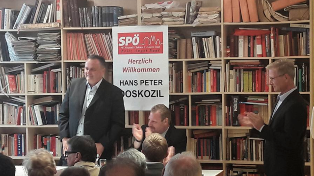 Starke Worte von Minister Hans Peter Doskozil, beklatscht unter anderen von Ex-Bürgermeister Bernhard Müller (neben Doskozil) und Sektionschef Thomas Fröch (r.) | Foto: Rose