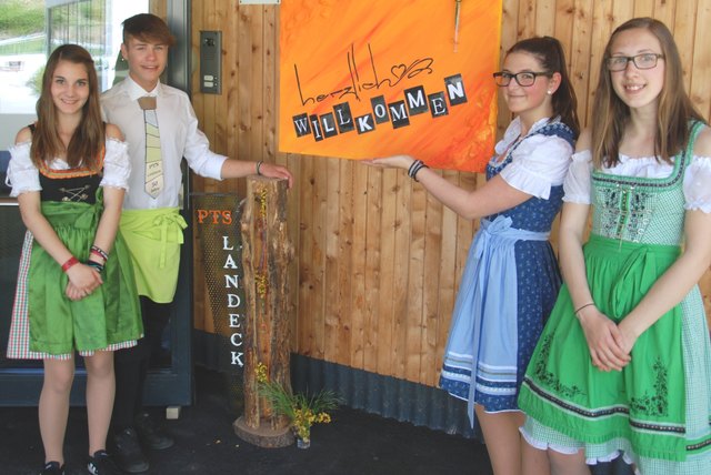 SchülerInnen der PTS Landeck – Viktoria, Julian, Rebekka und Patricia – empfingen die Ehrengäste.