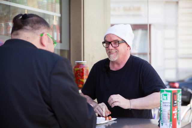 Ein großer Fan des Wiener Würstelstandes: DJ Ötzi. | Foto: Gillmann