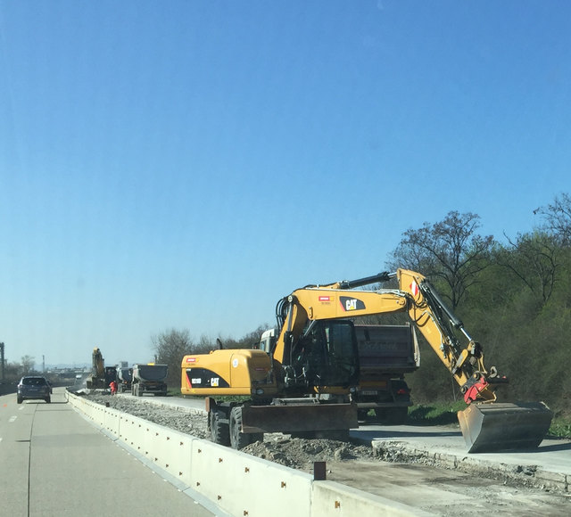 Auf der A4 baggern die Monstergeräte für neuen Belag.