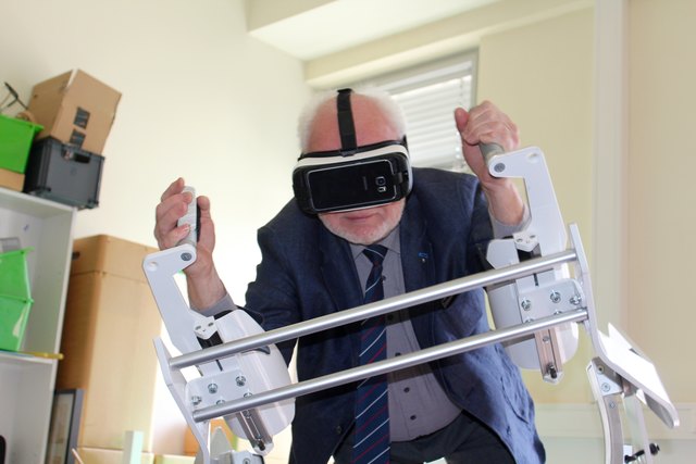 Josef Witke (WKW) genießt seinen virtuellen "Flug" am ICAROS Flugsimulator