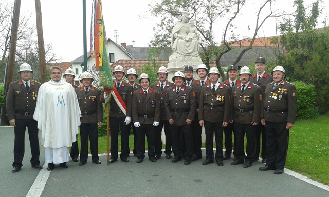 Kommandant OBI Lakits Franz, Pfarrer Czerwinski, Heinisch Patrick, Ehrenkommandant Polster Karl, Haselbacher Johannes, Heinisch Josef, Hörist Kevin, Haselbacher Harald, Bieler Franz, Petsovits Phillip, Haselbacher Stefan, Hupfer Reinhold, Heinisch Stefan, Heinisch Peter, Franc Fabian, Dirnbeck Josef sen. | Foto: FF Eisenzicken