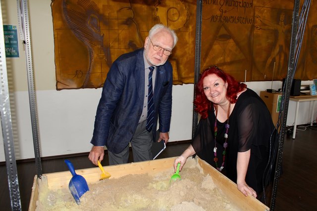 Keine Sandkiste nur zum Spielen: Science Pool Leiterin Gerlinde Heil zeigt Josef Witke wie Feuchtigkeit eine Landschaft verändert